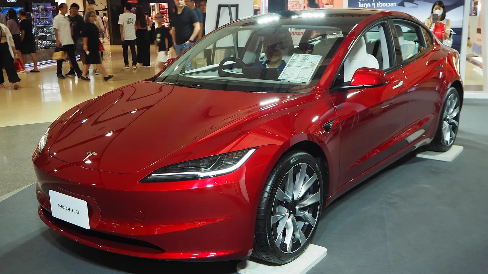 Tesla Model 3 Long Range — foto dimostrativa di anteprima